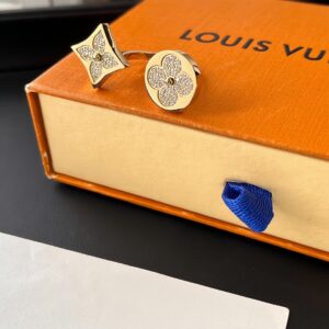 Louis Vuitton Jewelry Style 50