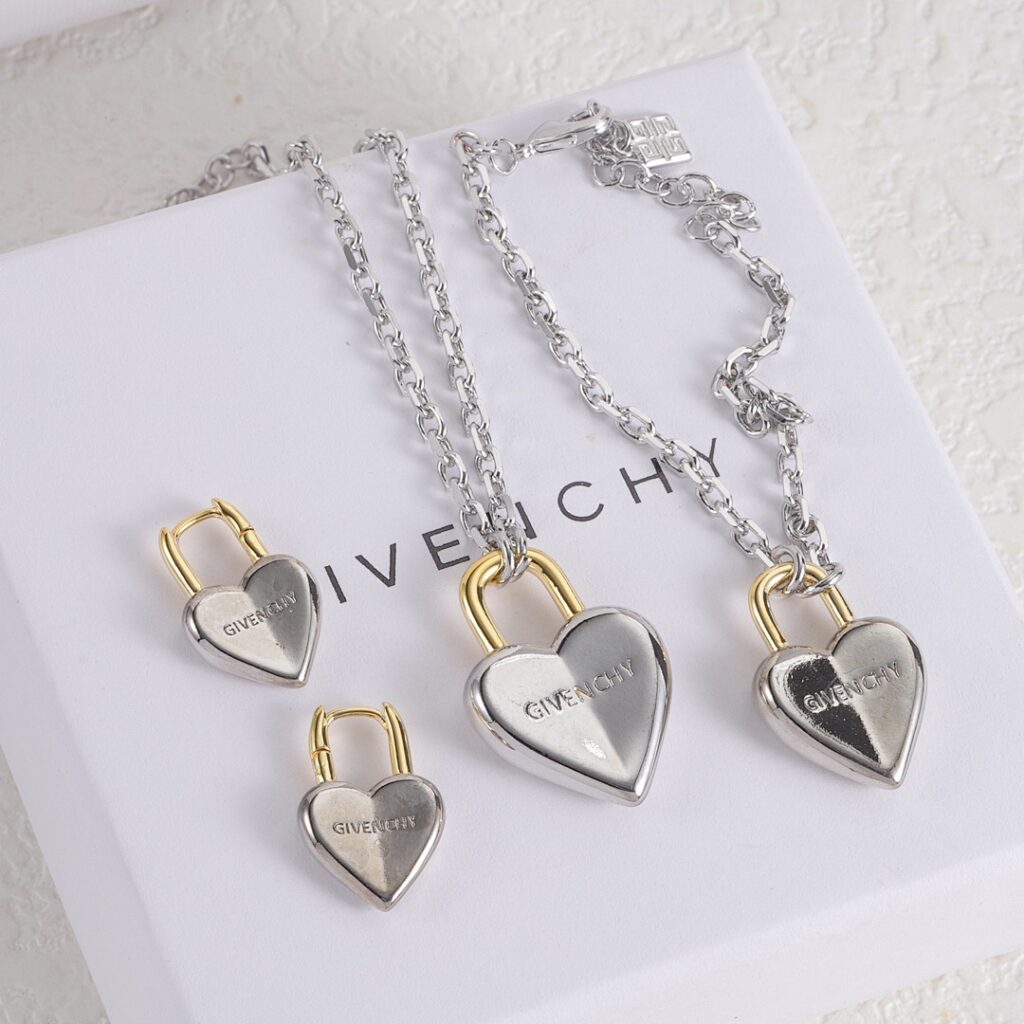 Givenchy Necklace Style 40 40 40
