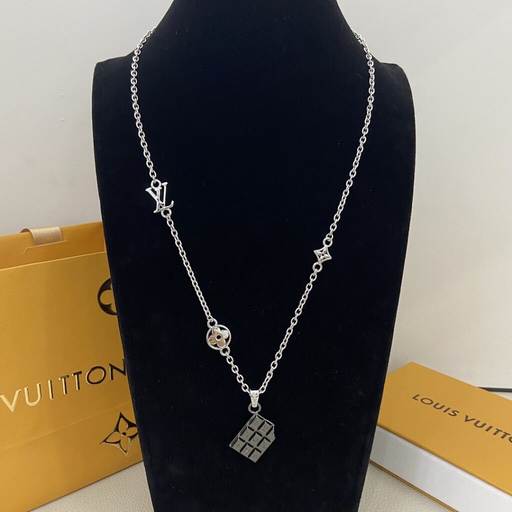 Louis Vuitton Jewelry Style 50
