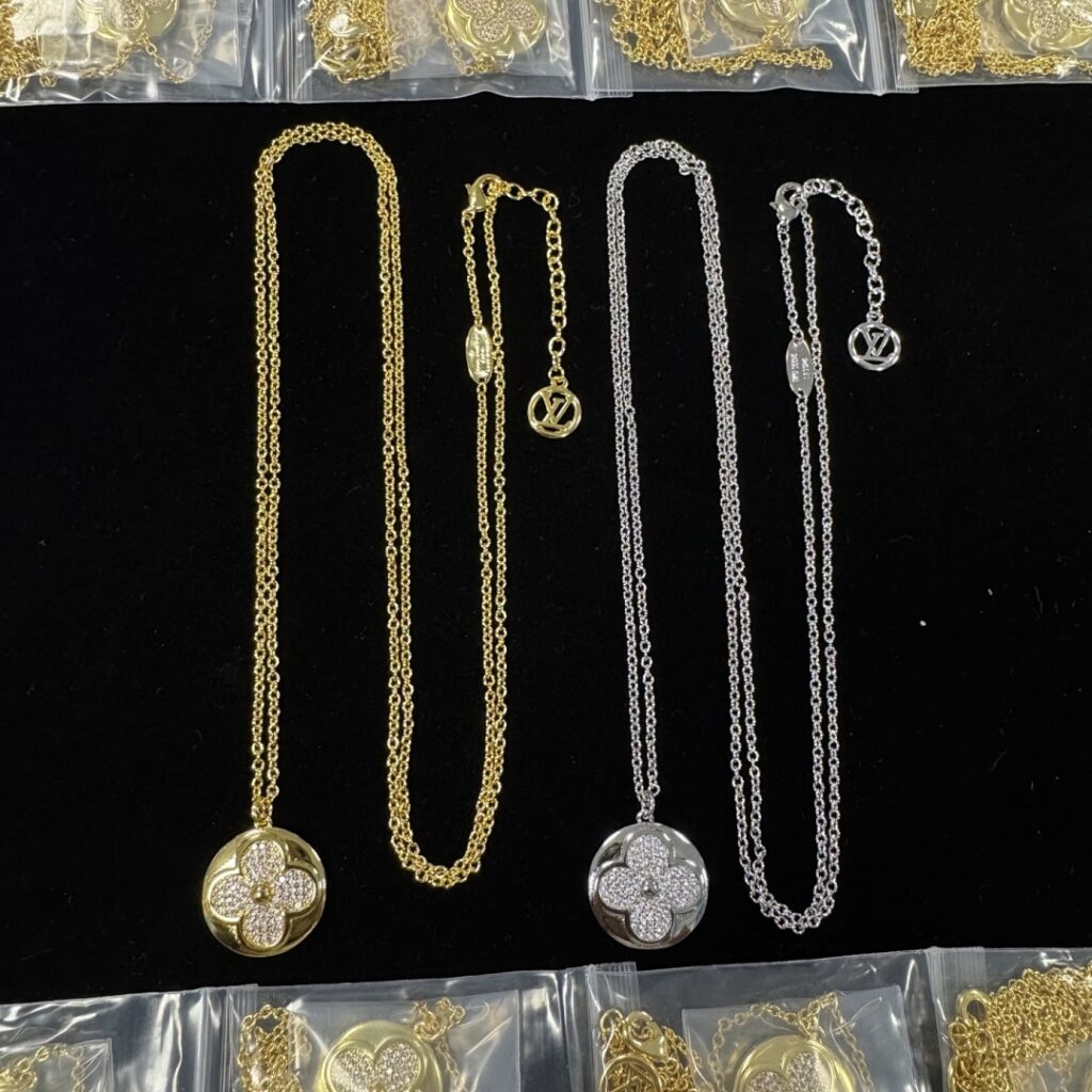 Louis Vuitton Jewelry Style 60