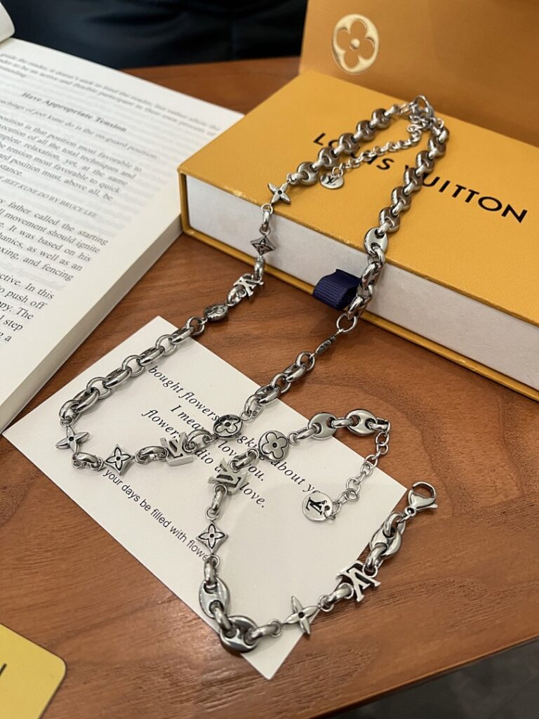 Louis Vuitton Necklace Style 75 50