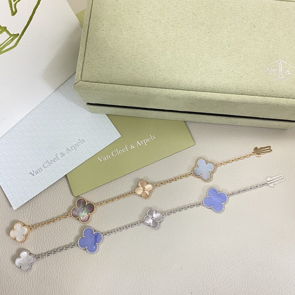 Van Cleef & Arpels Jewelry Style 70