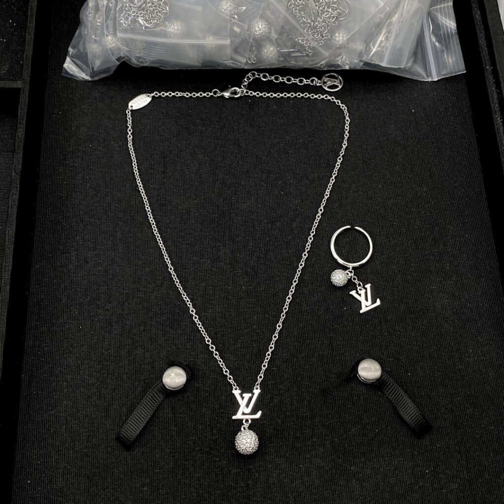 Louis Vuitton Necklace Style 50