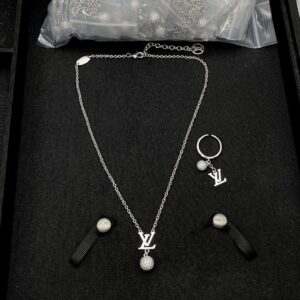 Louis Vuitton Necklace Style 50