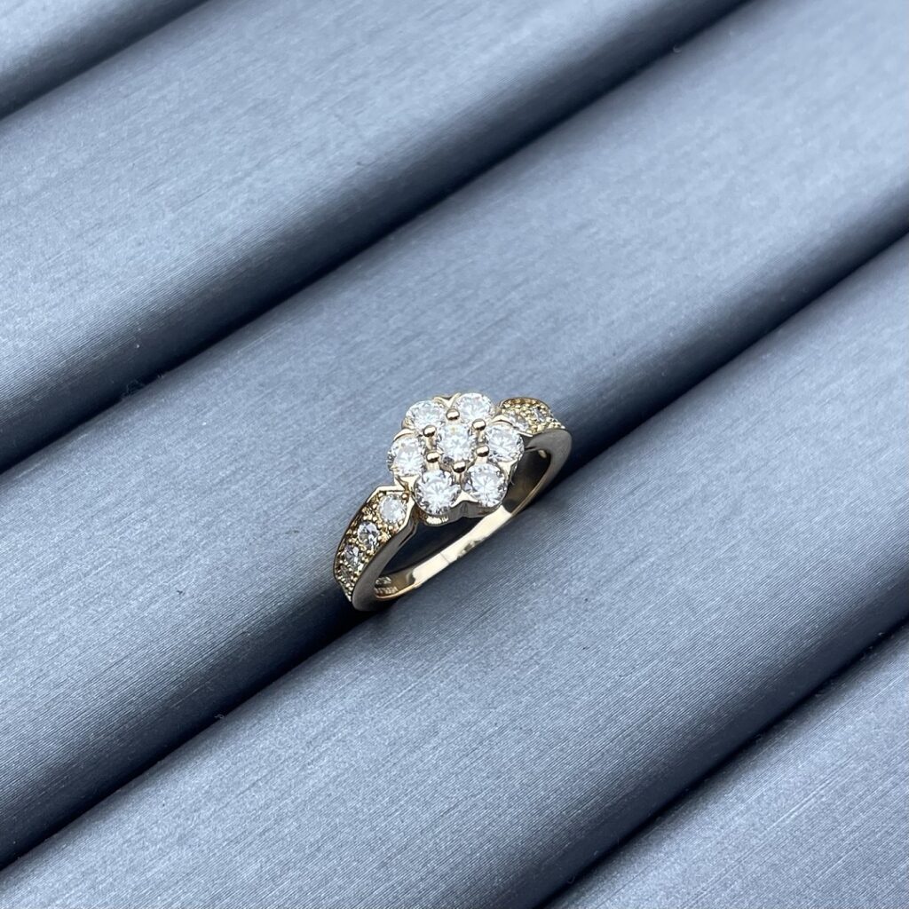 Van Cleef & Arpels Ring Style 40 678