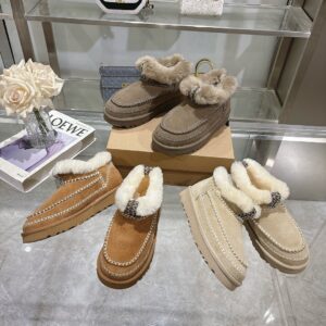 UGG Shoe Style 2401121