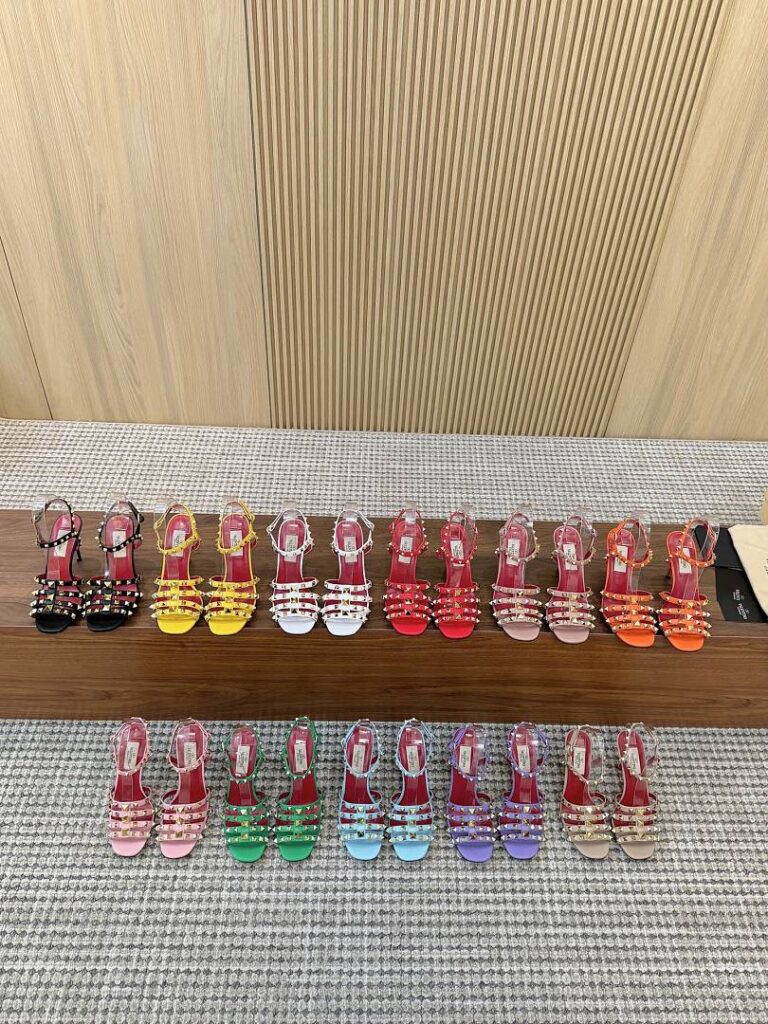 ValentinoNew Style Premium Version 9 cm Heel/ 2 Options Sizes 35-41 Sizes 34/42 Made to Order, Non-Returnable 11 Colors Available Rubber Sole 251 Genuine Leather Sole 2901133