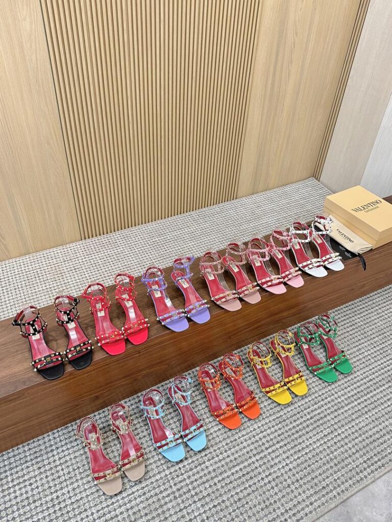 ValentinoNew Style Premium Version 4 cm Heel Sizes 35-41 Sizes 34/42 Made to Order, Non-Returnable 11 Colors Available Rubber Sole 230 Genuine Leather Sole 2701133