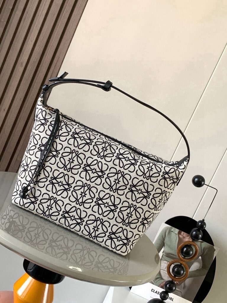 Loewe Bag Style 9008