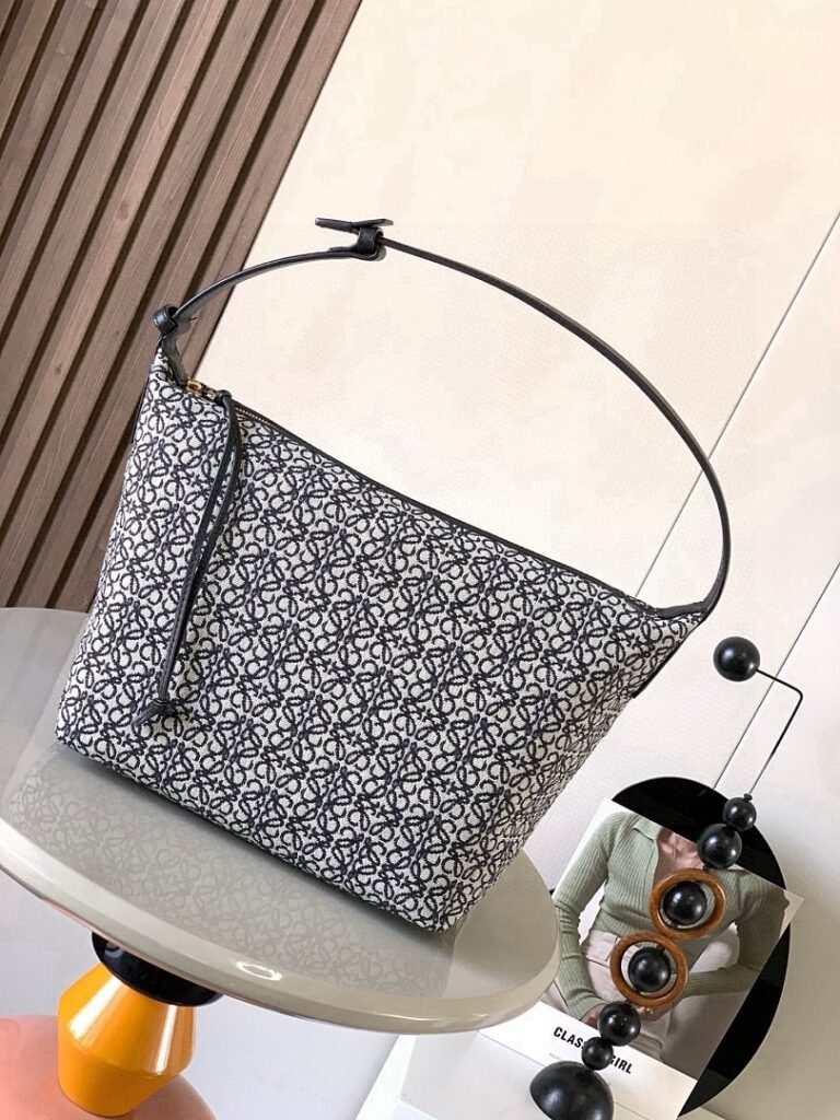 Loewe Bag Style 9008